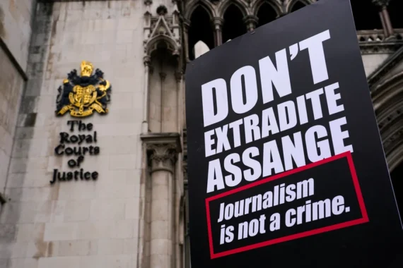 La battaglia per Julian Assange va avanti: l’appello presentato in Fnsi dal premio Nobel per la pace Adolfo Pérez Esquivel                                         by Vincenzo Vita